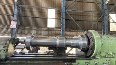 Machining shop floor — turbine shaft on horizontal lathe, 22,300 kg piece